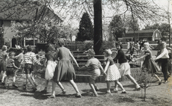 603504 Afbeelding van kinderen die een rondedans maken om de Juliana-Bernhardboom in het plantsoen tussen de Prof. ...